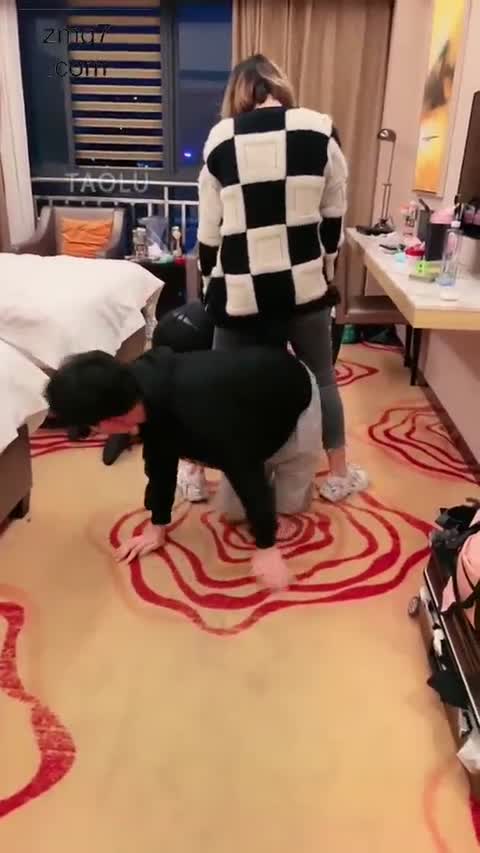 莫妮卡 双奴 老板带着司机一起来伺候舔脚-女神之家