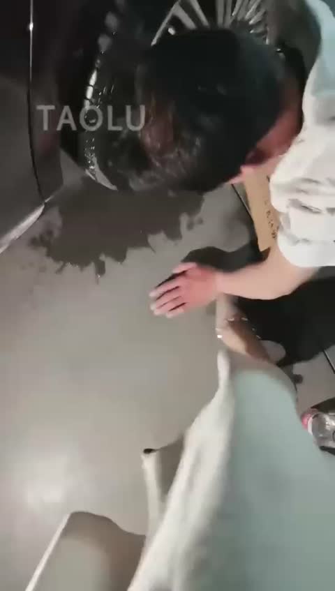 药神 要饭狗化身为轮胎清理器-女神之家
