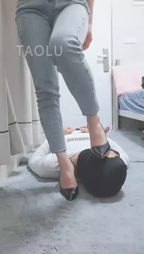 灵竹 调教小奶狗 踩踏 耳光-女神之家