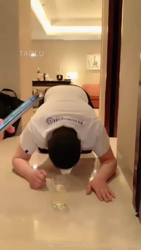 梦涵 高跟玩狗 耳光 舔脚 圣水泡面-女神之家
