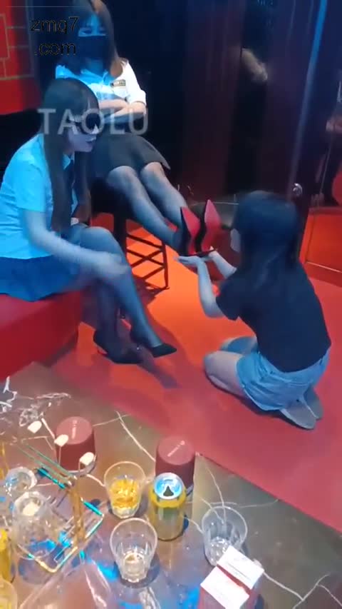 女慕乐 KTV带闺蜜暴揍-女神之家