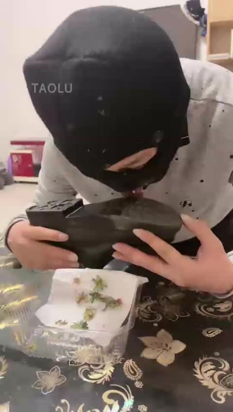 初见 贱狗舔鞋底 喝圣水口水浓痰-女神之家