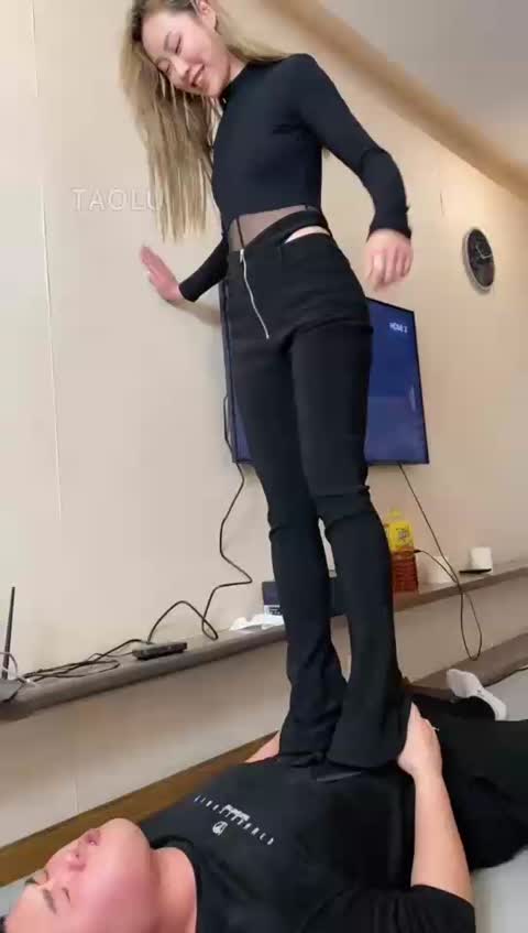 二宝 手脚耳光 重度组合打新家狗 高跟根扎胸部-女神之家