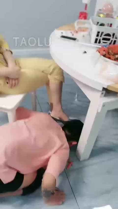紫烟 双主喂桌下双狗-女神之家