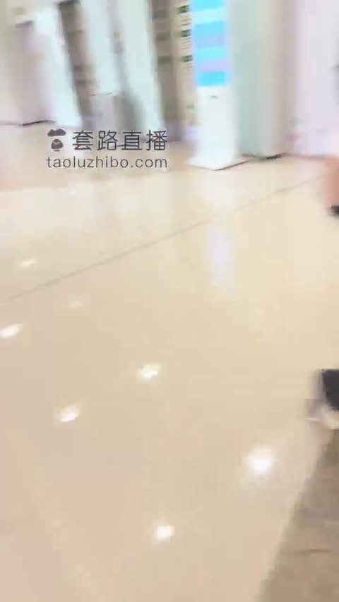 时安 商场里踩踏搭讪素人-女神之家