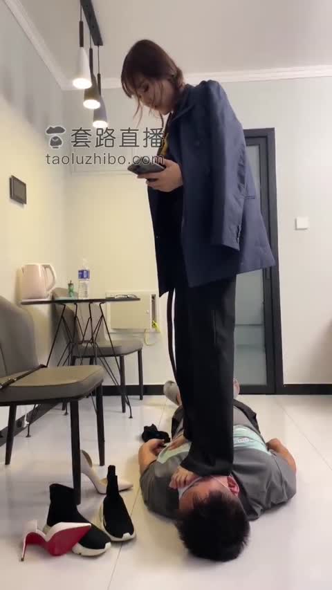牙乖乖 重度调教 踢裆 全体中踩踏 深喉 非常严厉-女神之家