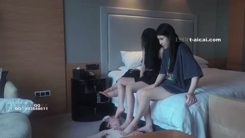 战一柔 双女王带女奴玩弄脚奴-女神之家
