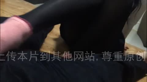 边打LOL边玩鸡巴,害羞的女友不敢大声说话-女神之家