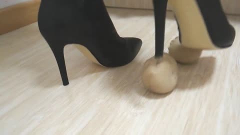 Chinese_girl_stepping_on_venting_pressure_ball中國女孩踩踏發洩壓力球-女神之家