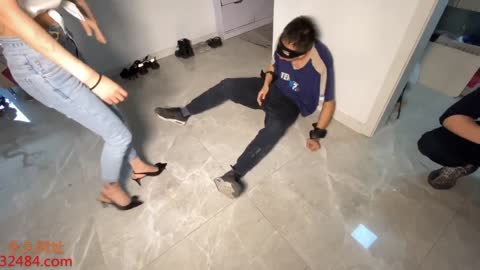 七月老师疯狂踢顶两名色狼下体-女神之家
