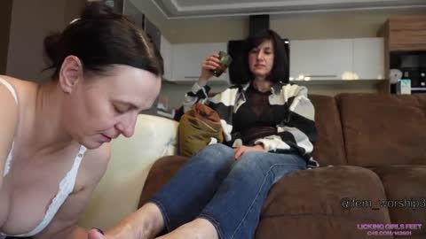 Licking_Girls_Feet_–_SALMA_and_ALEX_–_Not_guilty_step_aunt_and_sneaky (1)-女神之家