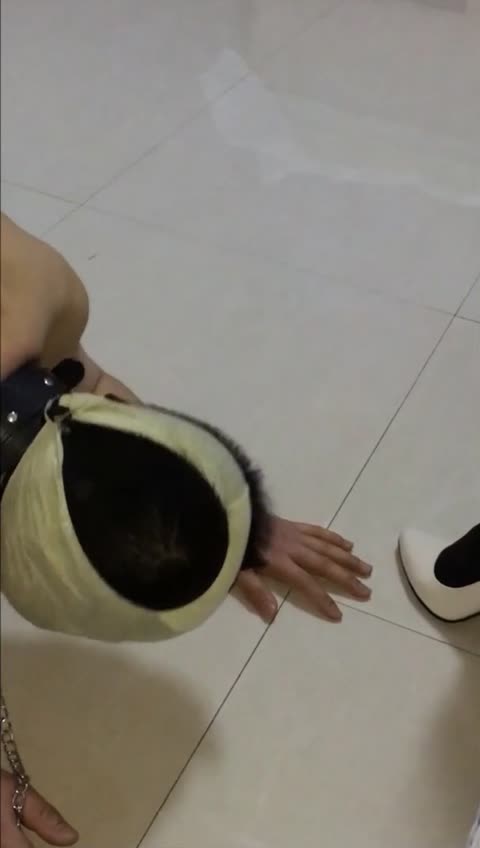 1713313252673_性感女主黑丝美腿_骑着马奴在家里来回溜达舔脚-女神之家