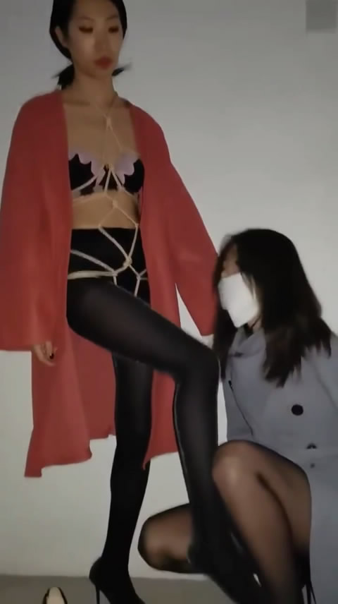国产，漂亮女主汗丝袜塞女奴嘴训练舔脚羞辱